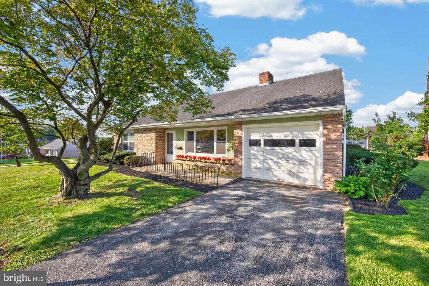 242 Grace Street photo 2