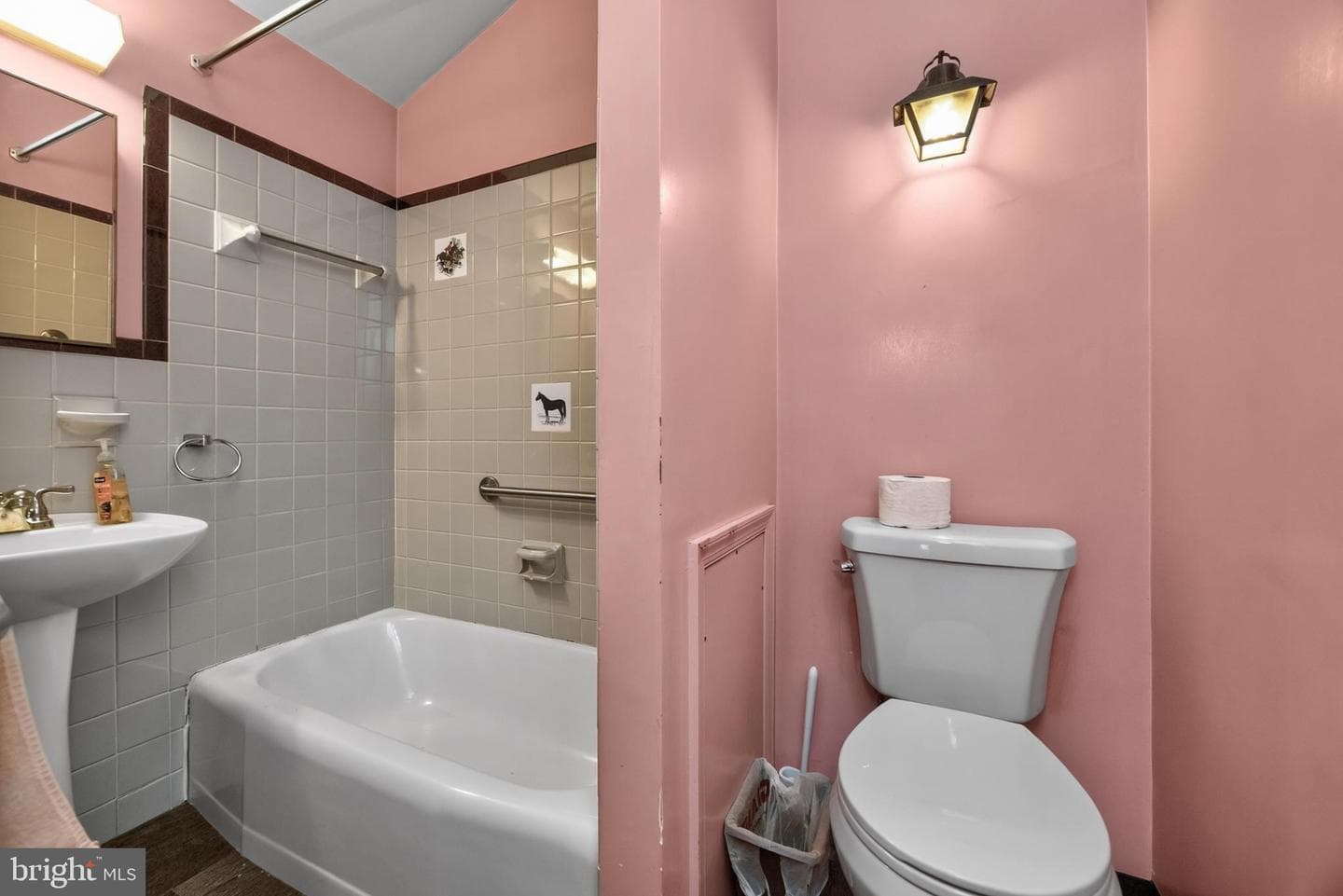 242 Grace Street photo 20