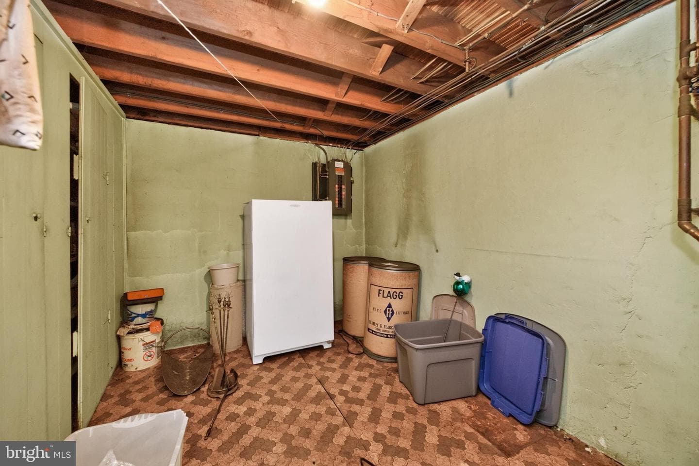 242 Grace Street photo 25