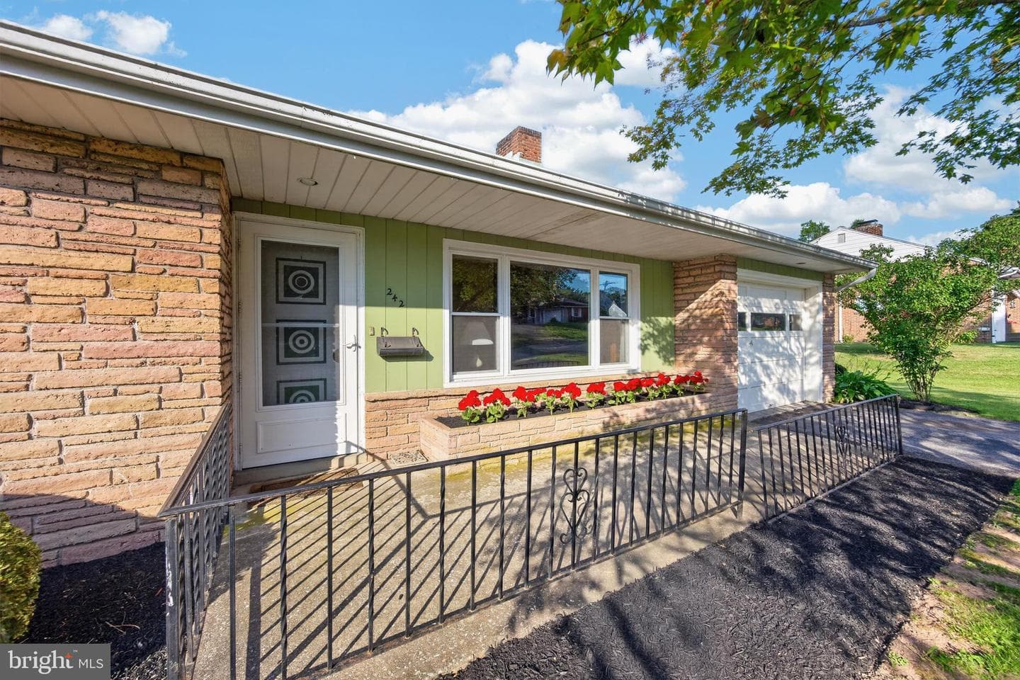 242 Grace Street photo 3