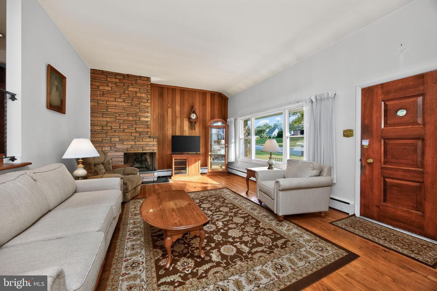 242 Grace Street photo 4