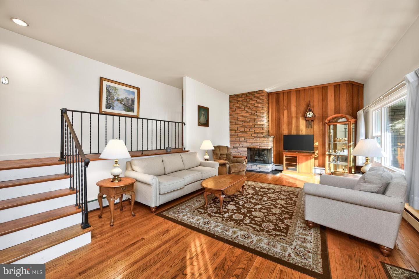 242 Grace Street photo 5