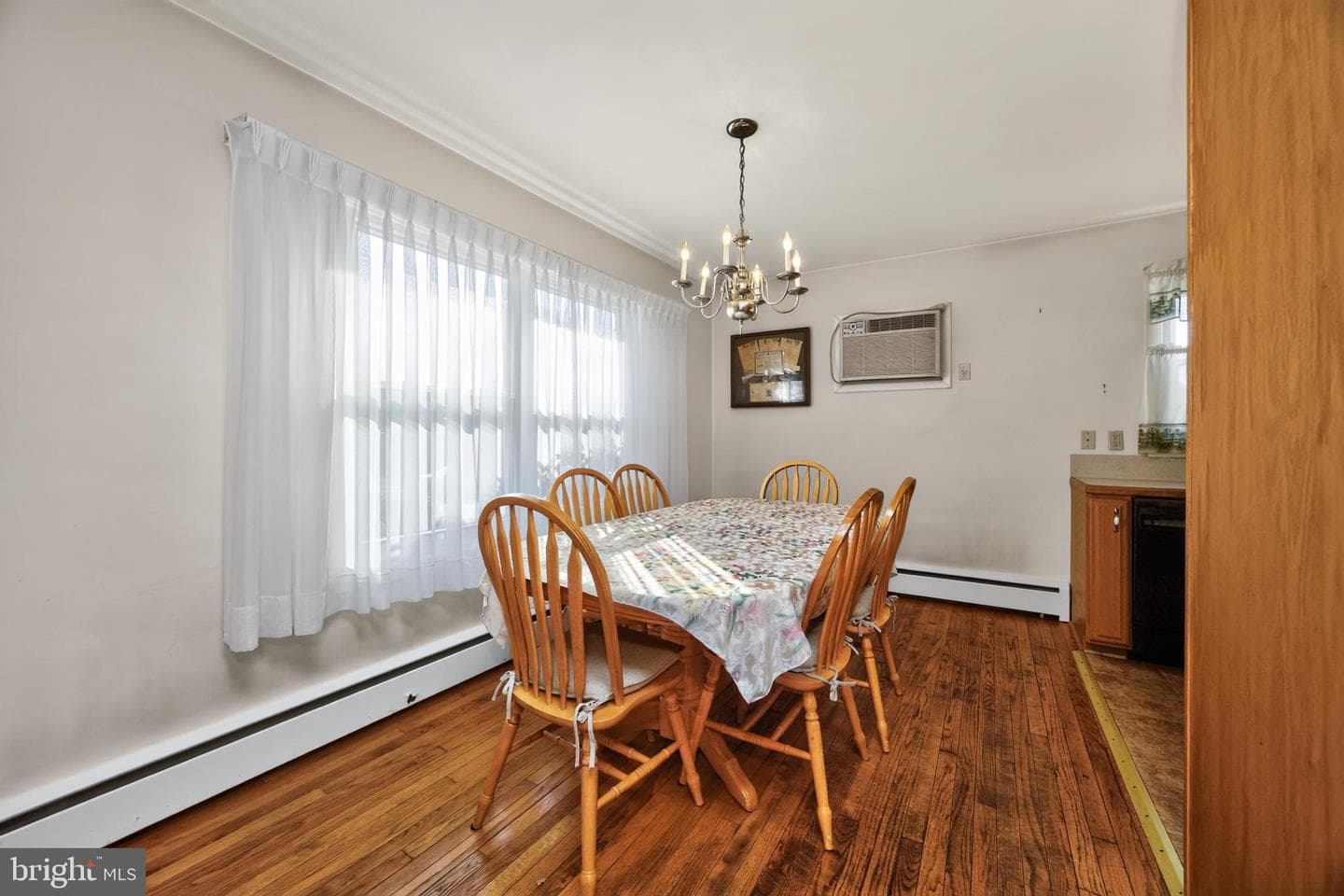 242 Grace Street photo 7