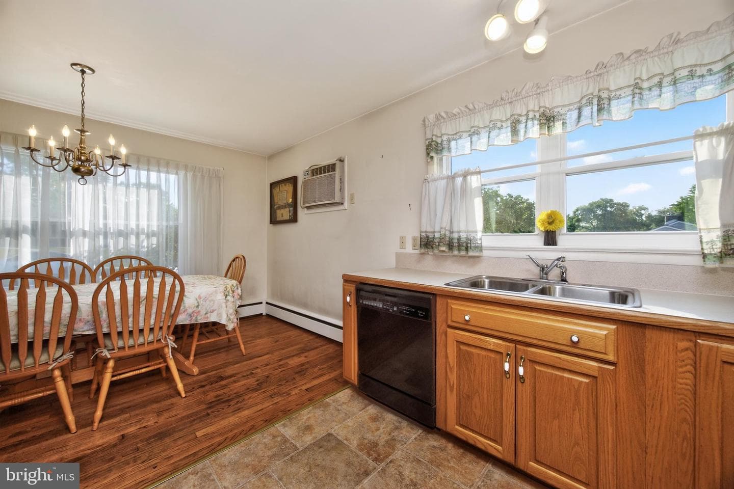 242 Grace Street photo 8