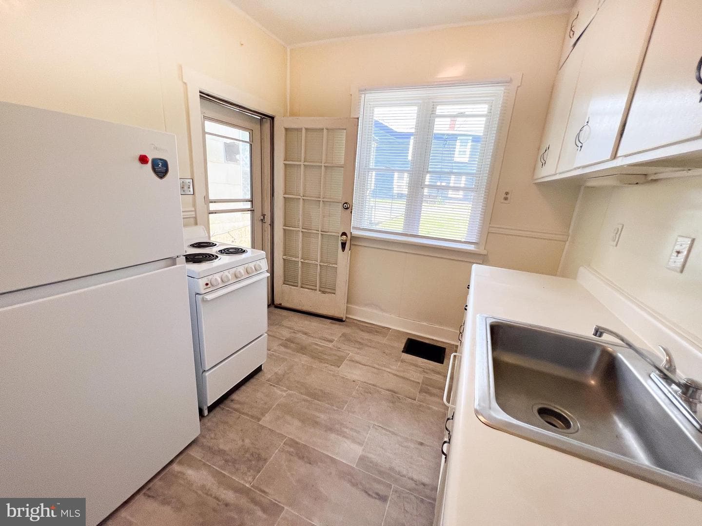 141 Third Street W photo 10