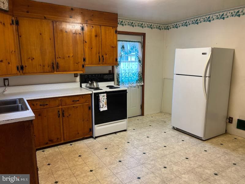 924 W 6th Street photo 2