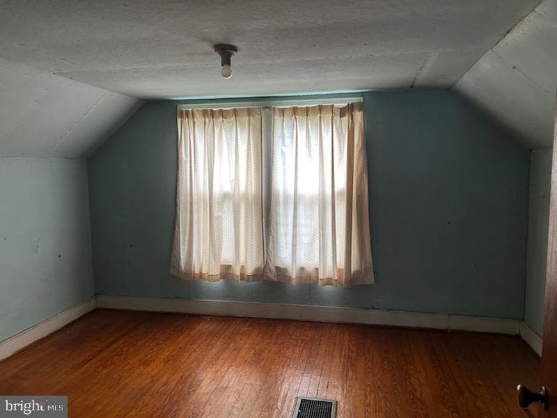 924 W 6th Street photo 9