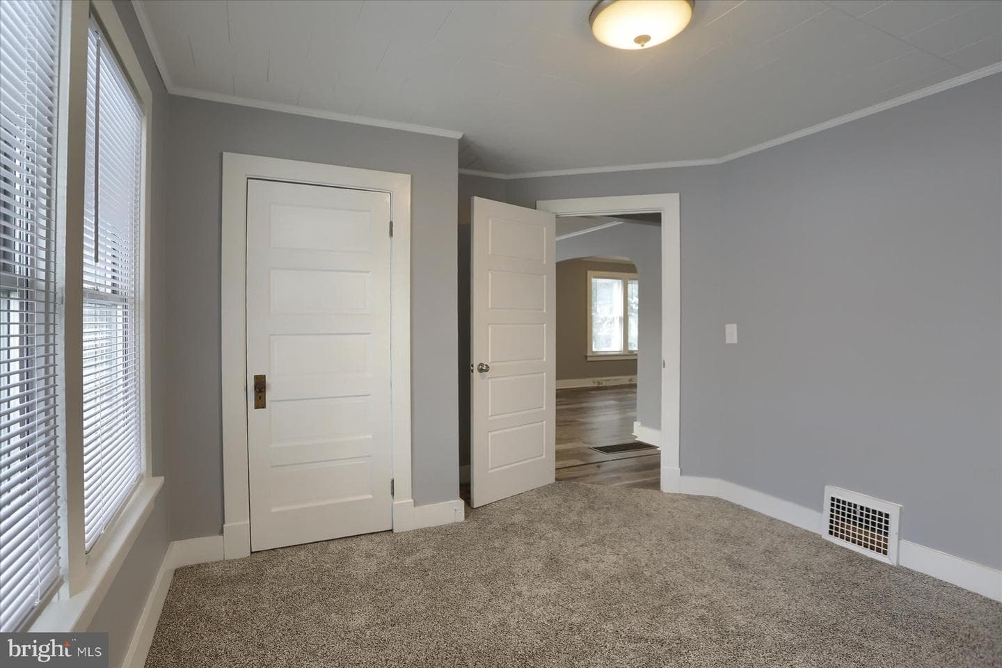 425 E Walnut Street photo 16