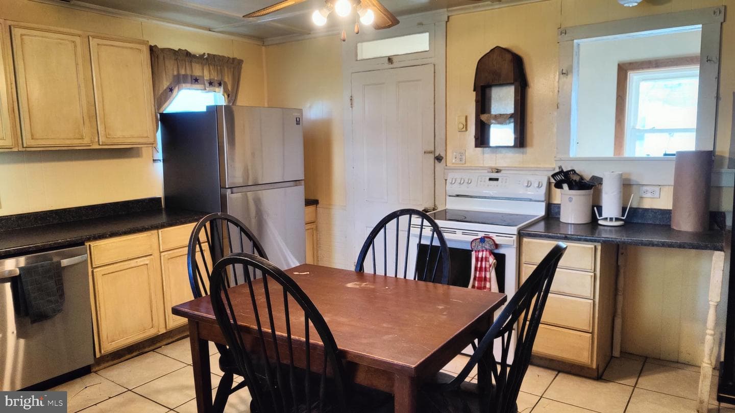 274 W Railroad Street photo 9