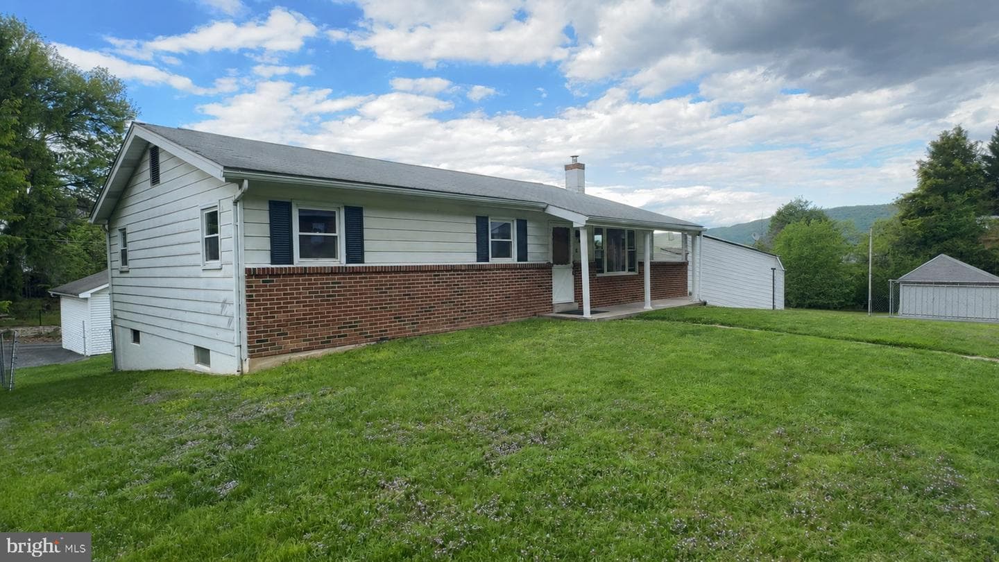 6 Pine Park Drive, Lewistown