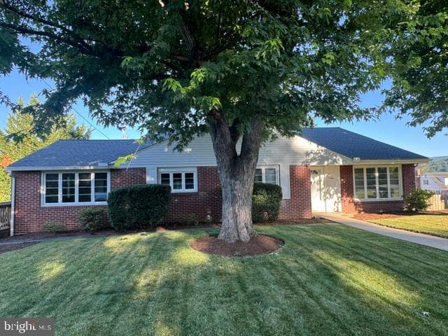 1 Winding Way, Lewistown