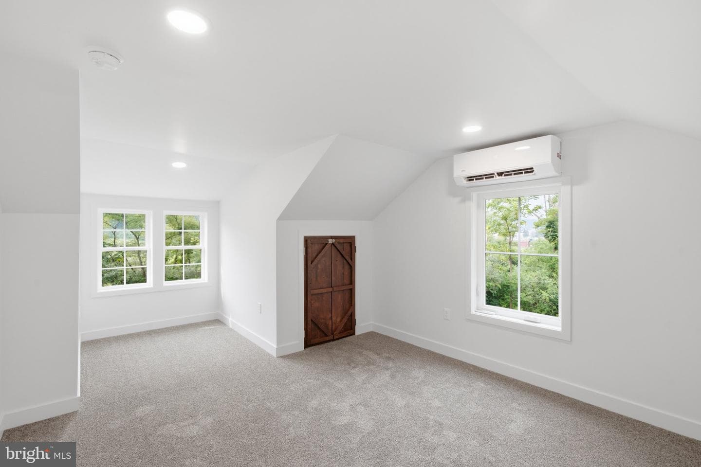 667 Summit Road photo 23