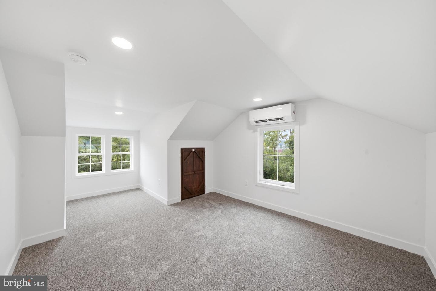 667 Summit Road photo 24