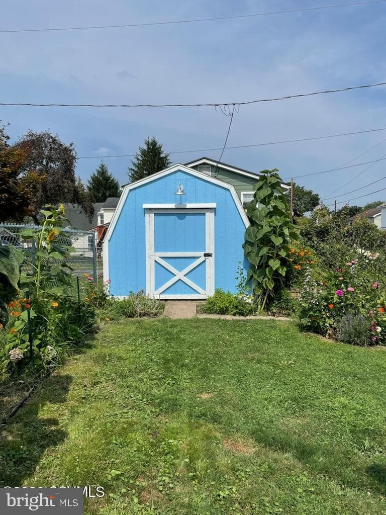 949 Grand Street photo 17