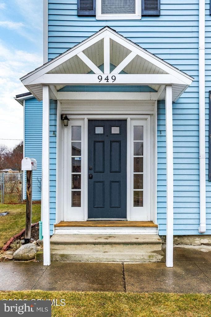 949 Grand Street photo 2