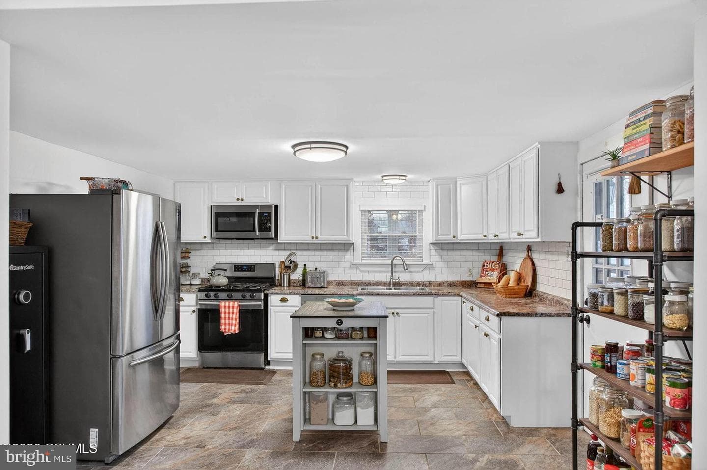949 Grand Street photo 4