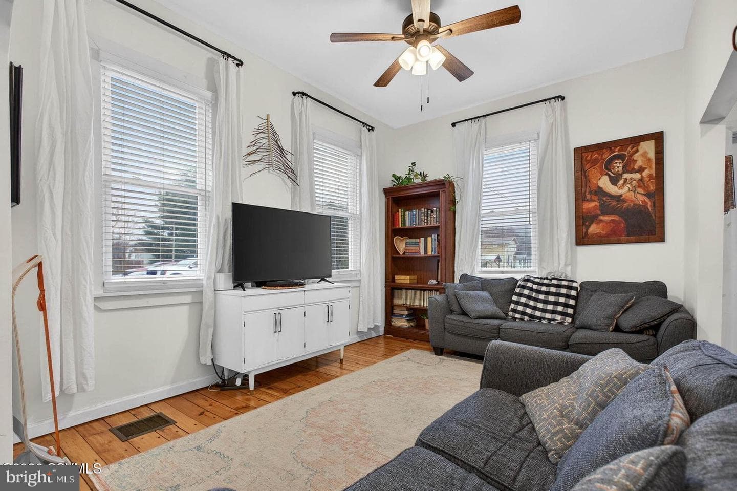 949 Grand Street photo 7