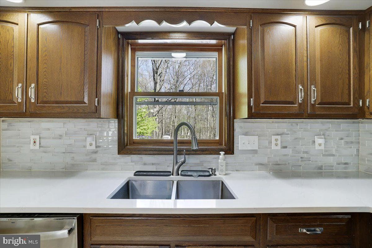 520 Executive Dr photo 10