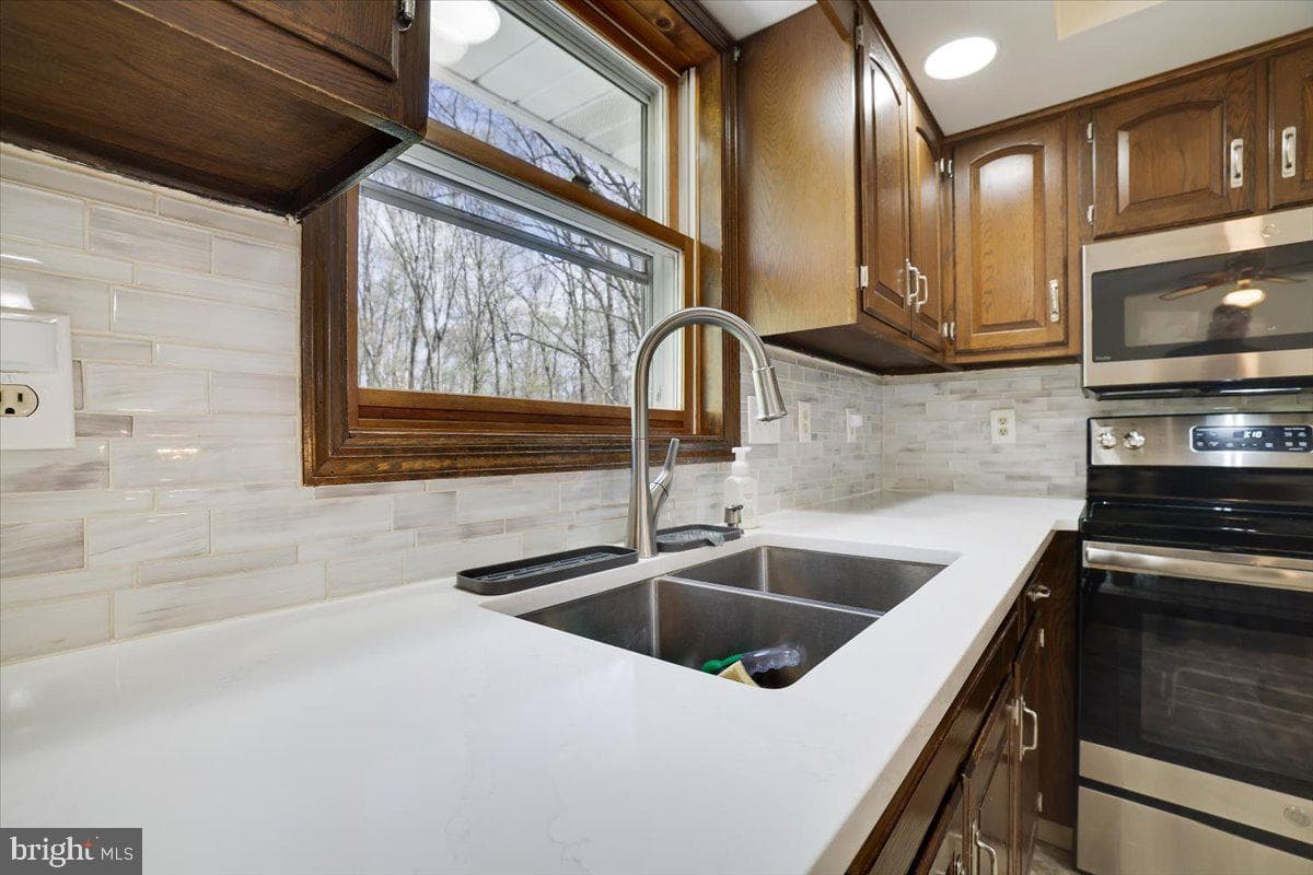520 Executive Dr photo 15