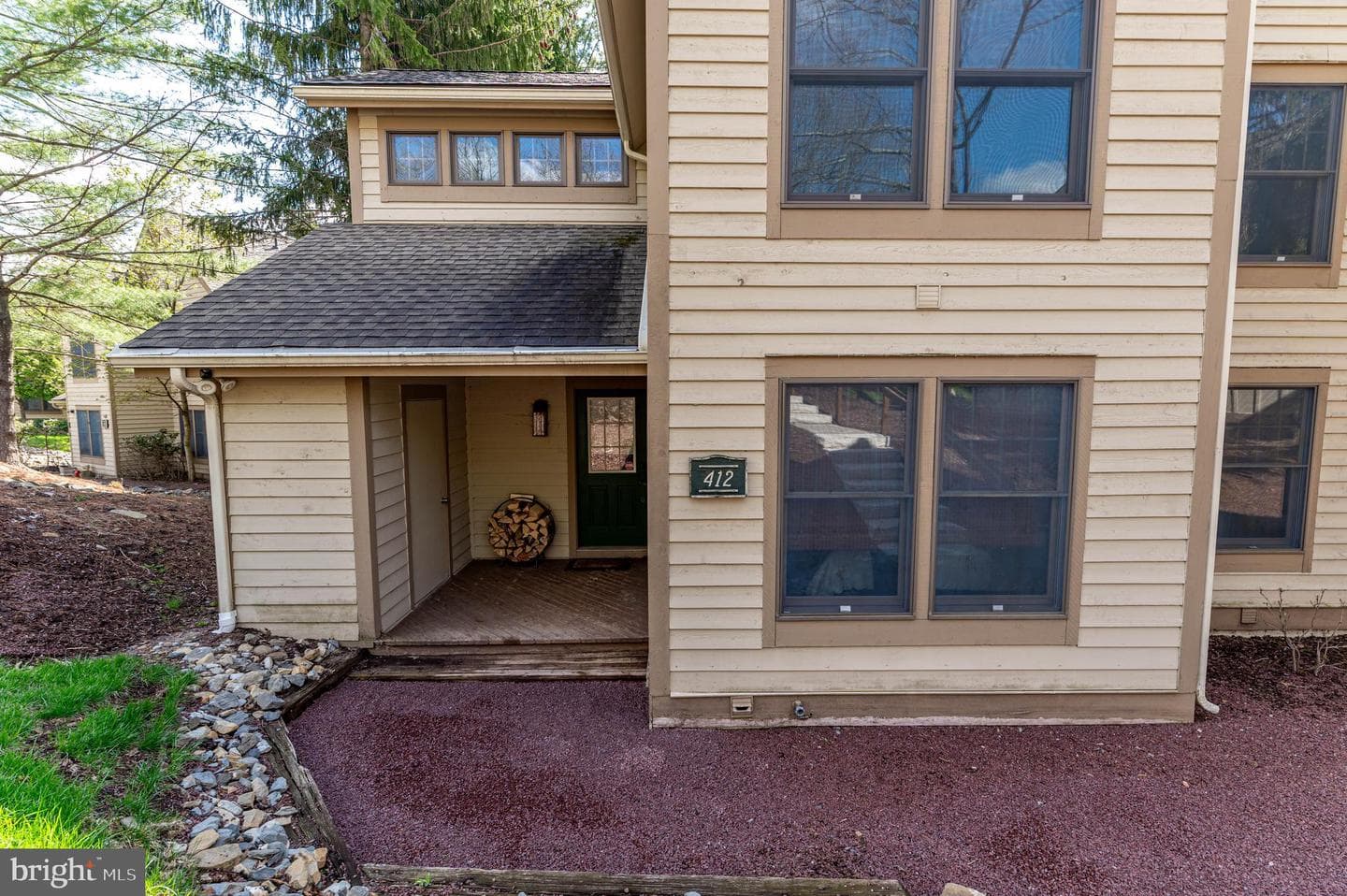 412 Hickory Dr photo 2