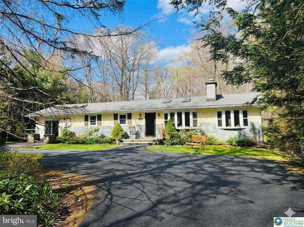 215 Larch Oval, Tobyhanna