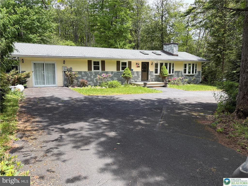 215 Larch Oval, Tobyhanna