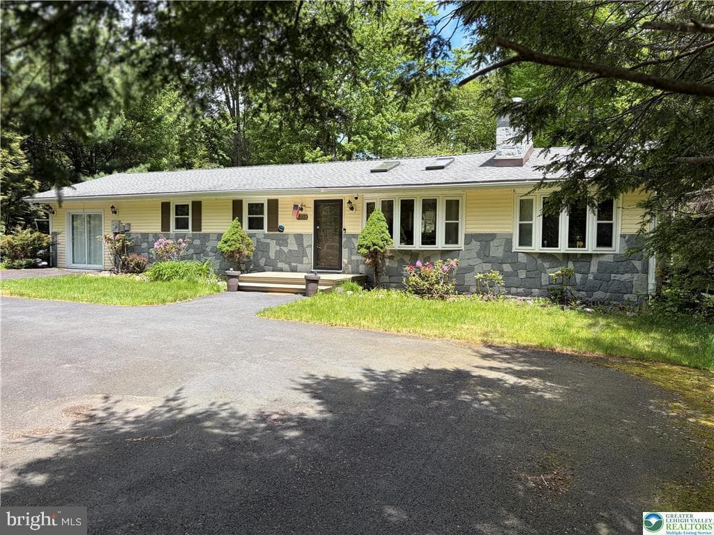 215 Larch Oval photo 3