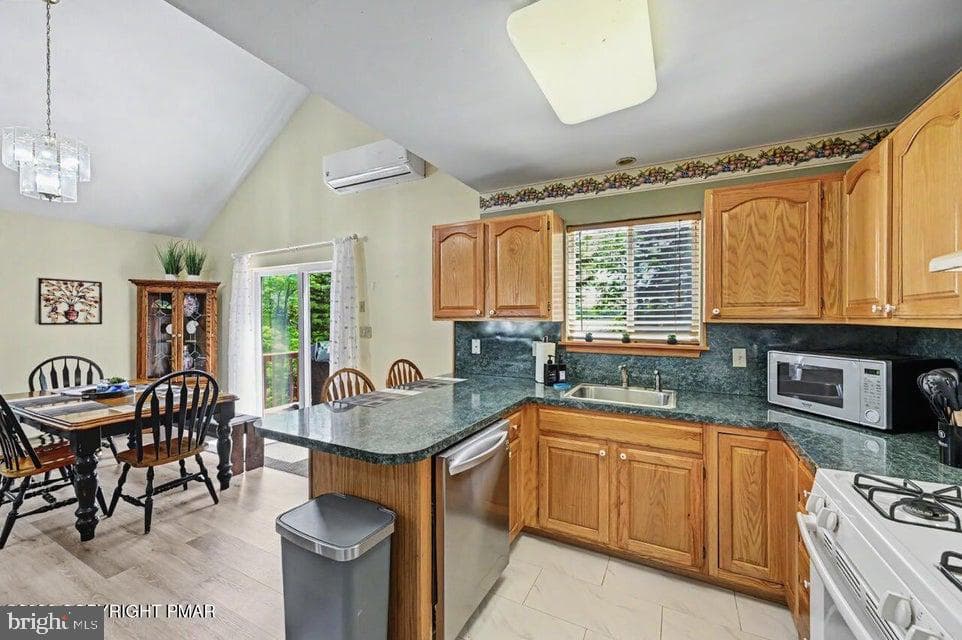 211 Nadine Boulevard photo 51