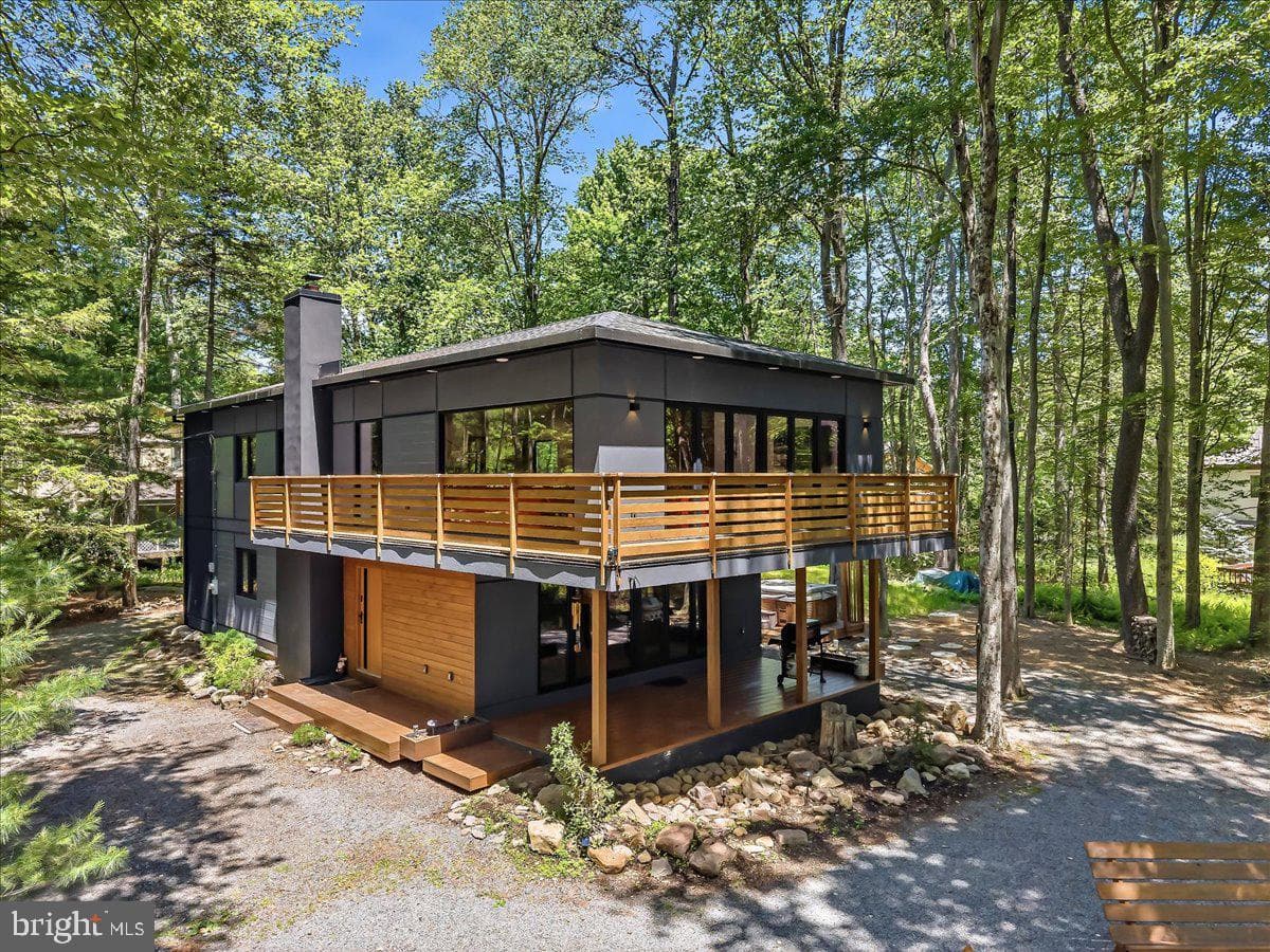 1142 Oakland Place, Pocono Pines