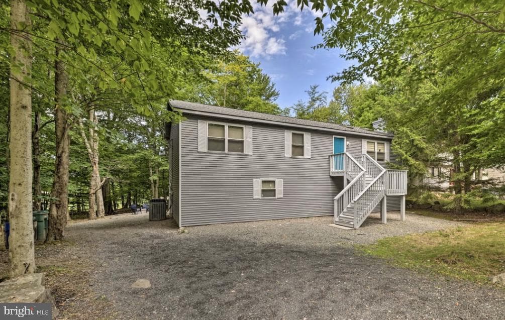 327 Country Place Dr, Tobyhanna
