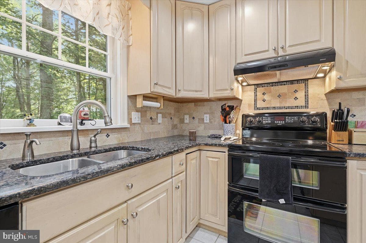 875 Greenview Drive photo 25