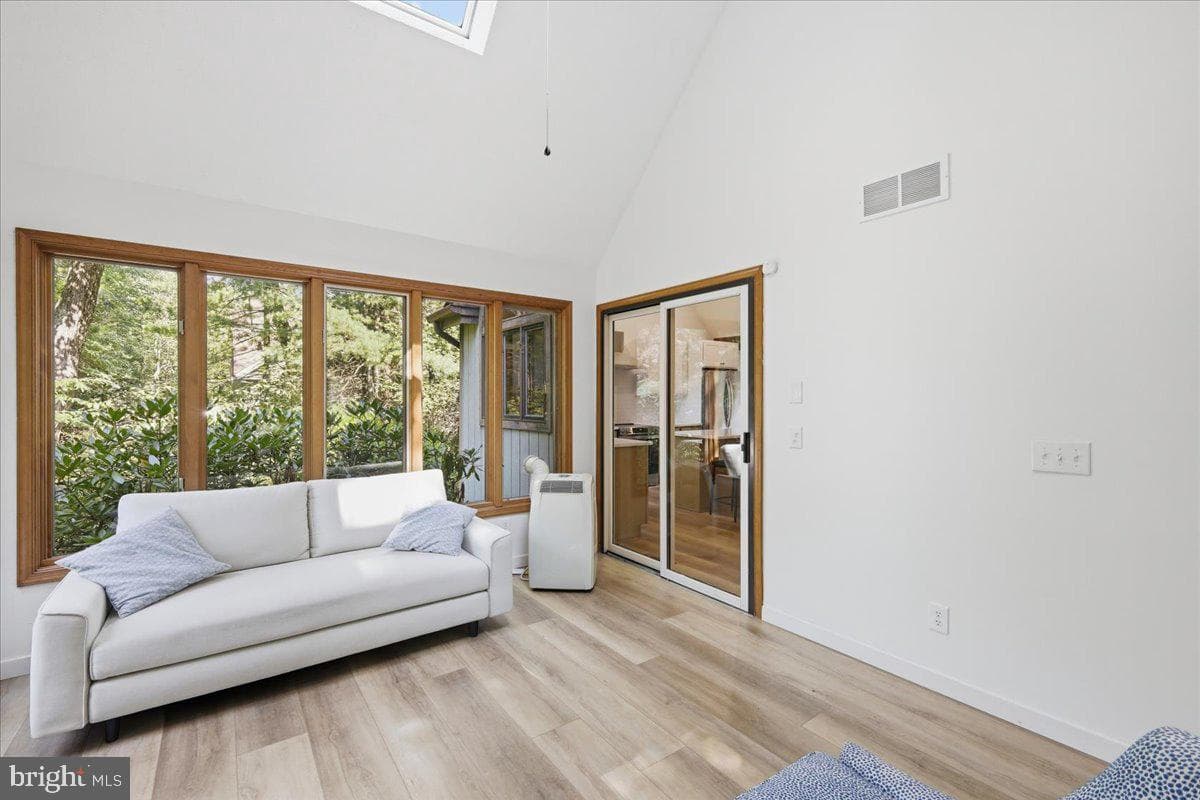 2208 Hillcrest Drive photo 14