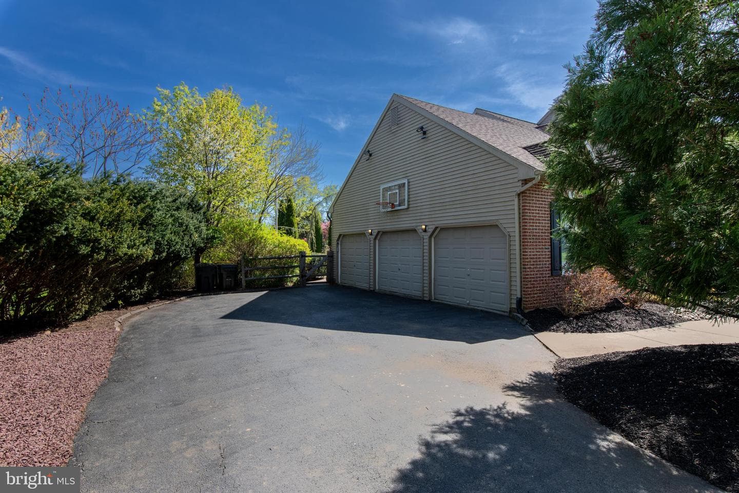 1843 Meadows photo 3