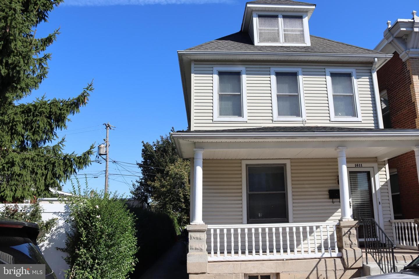 1611 Ferry Street photo 2