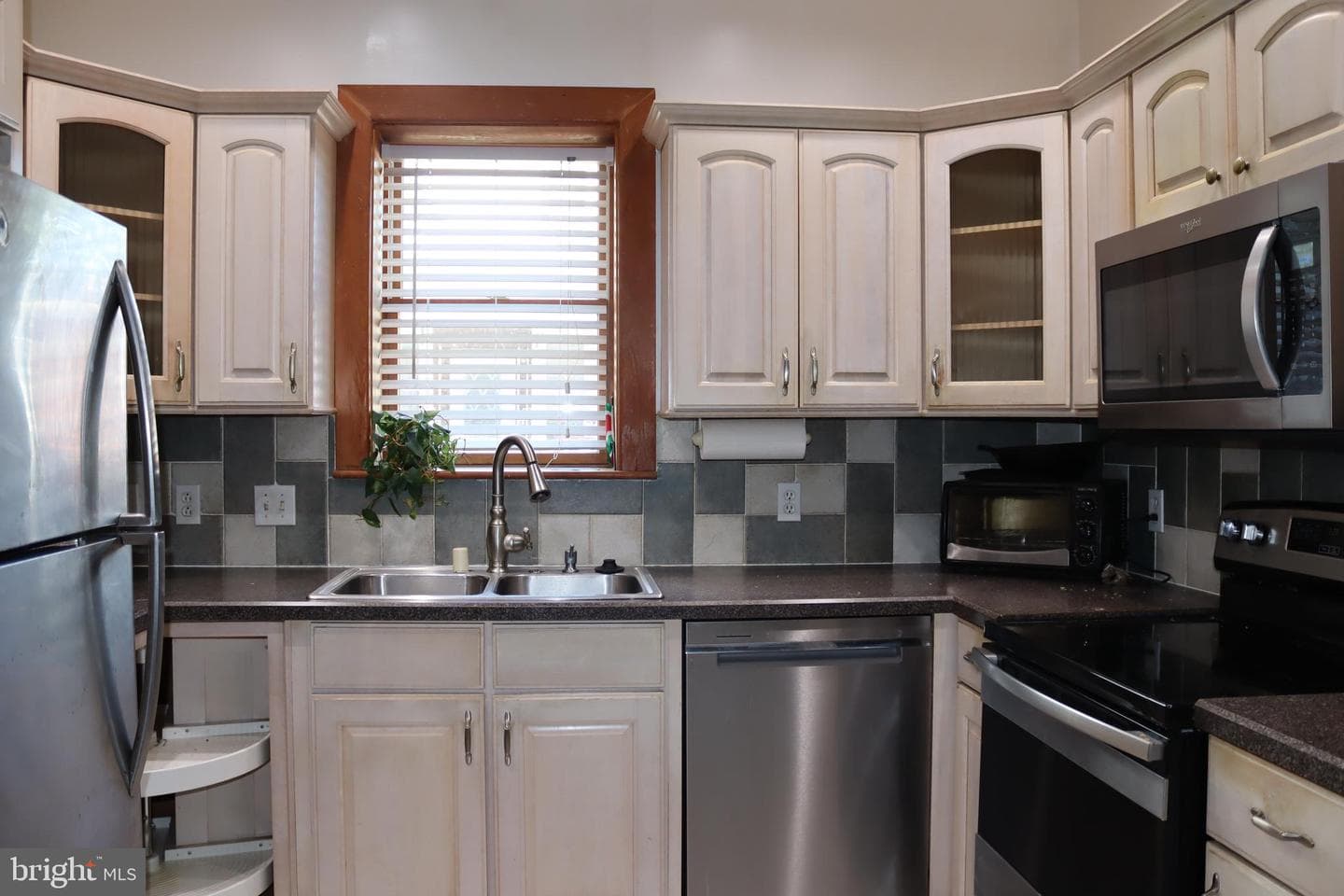 1611 Ferry Street photo 4