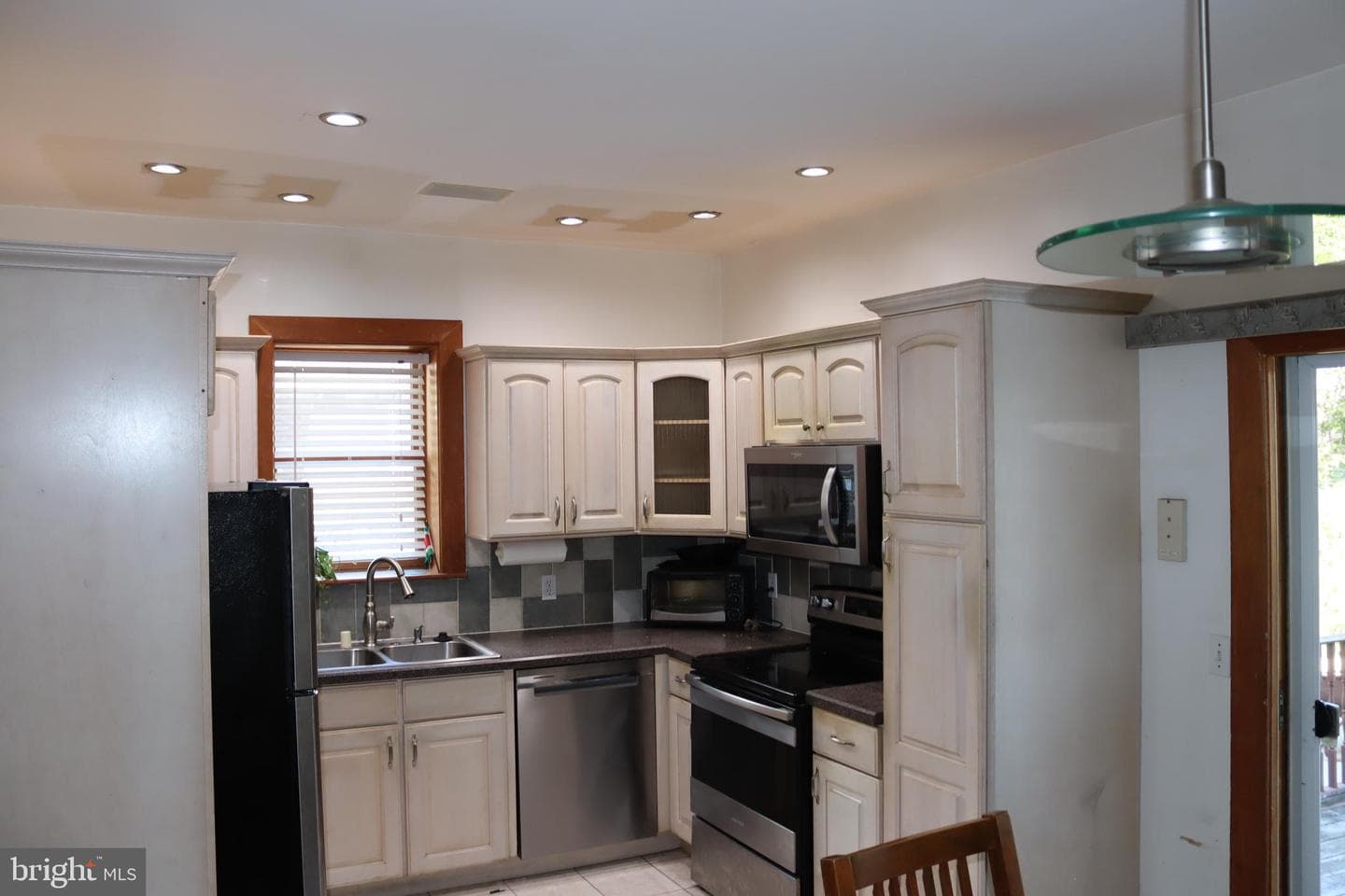 1611 Ferry Street photo 5