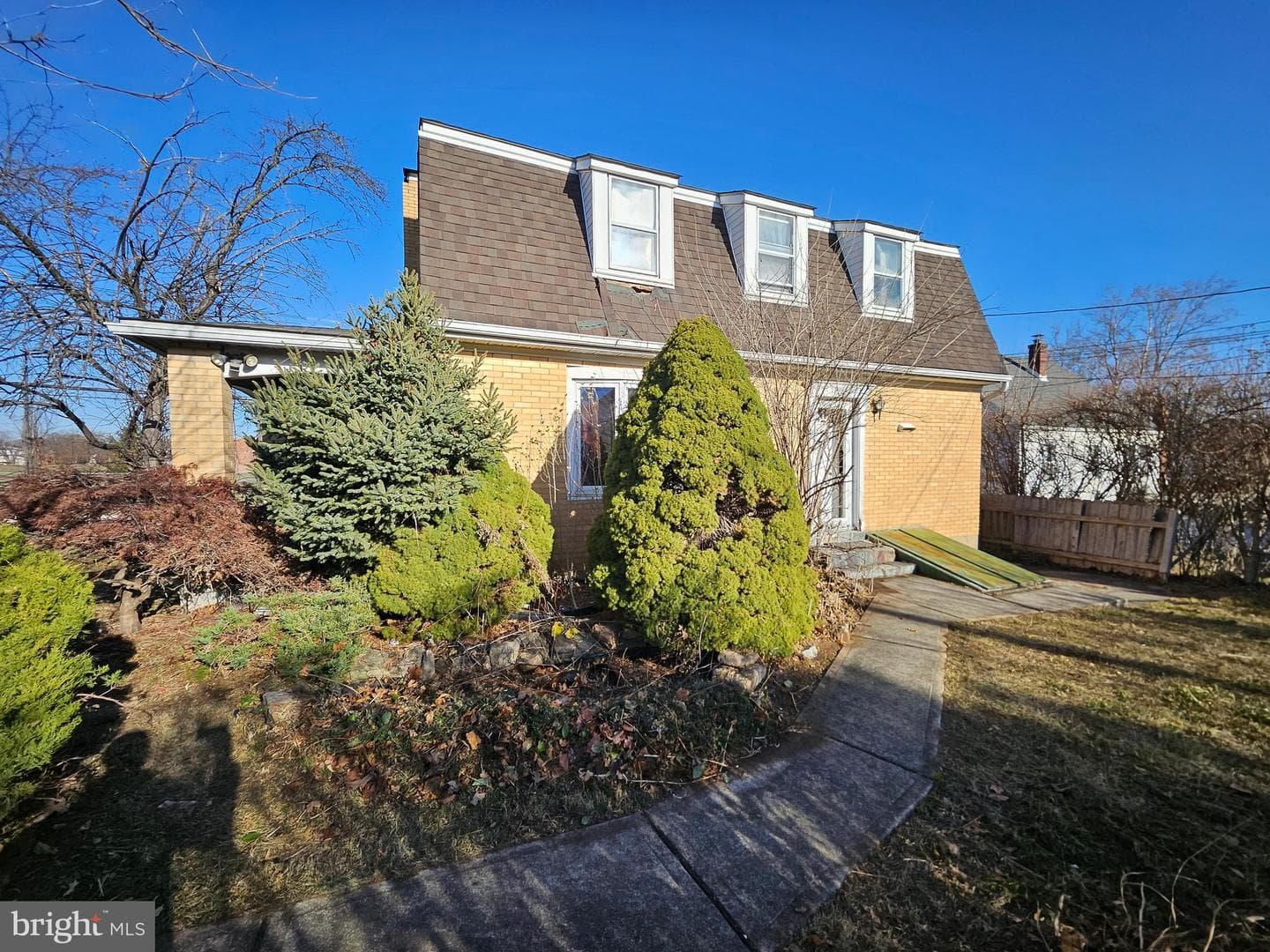 744 Pembroke Road photo 3