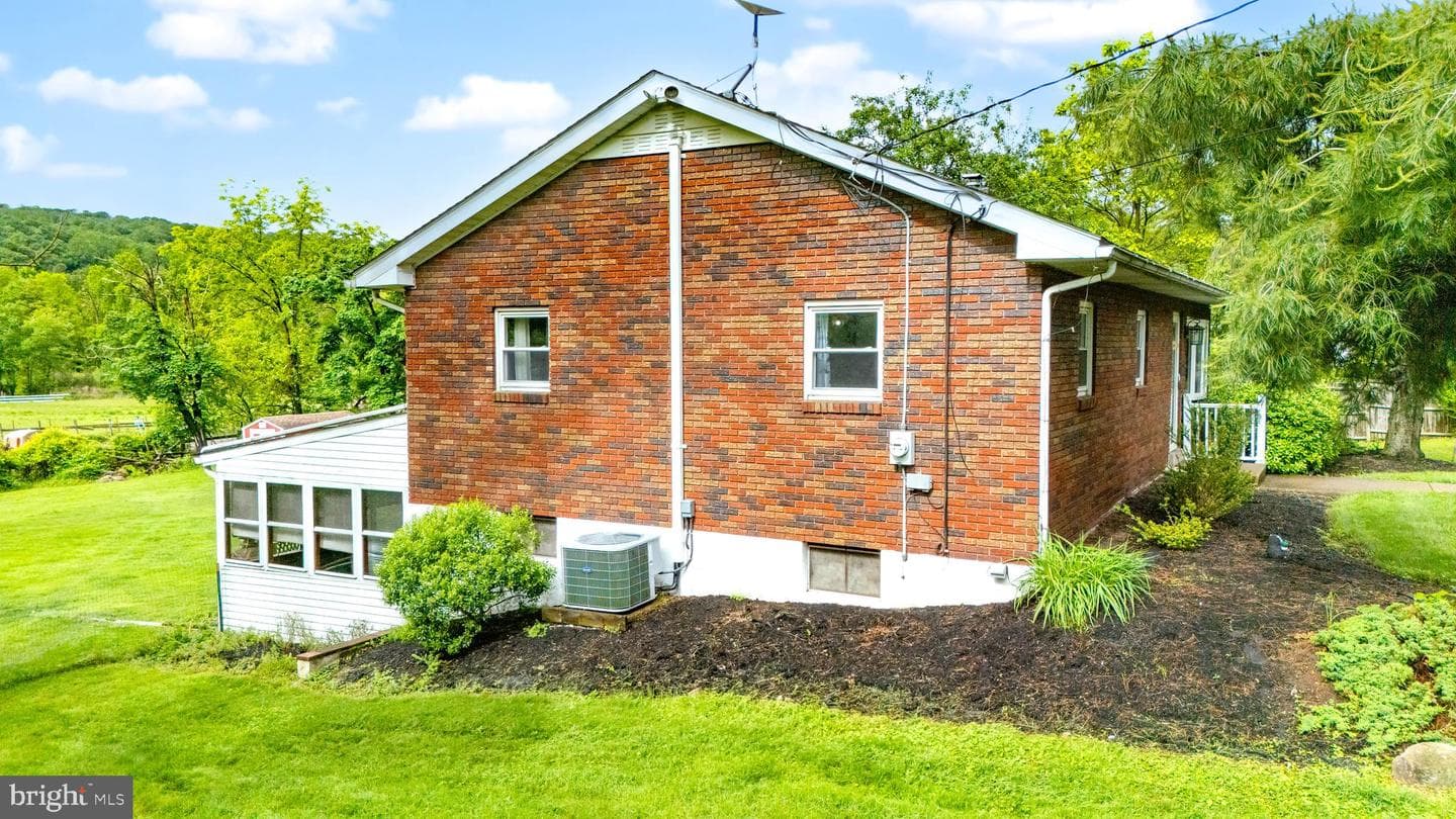 2542 Apple Street photo 17