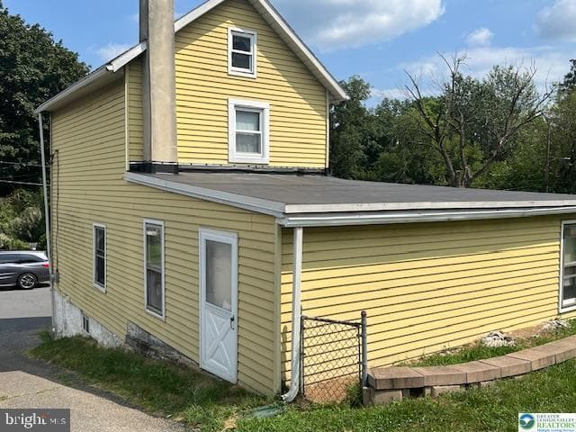 110 Center St photo 3