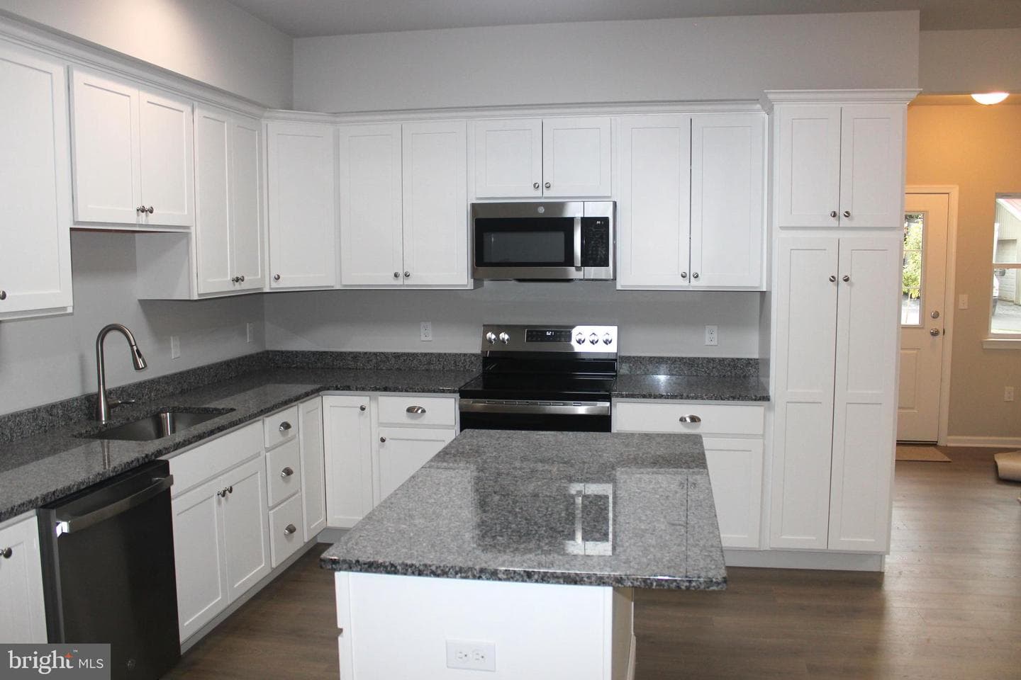 82 Hess Avenue photo 4