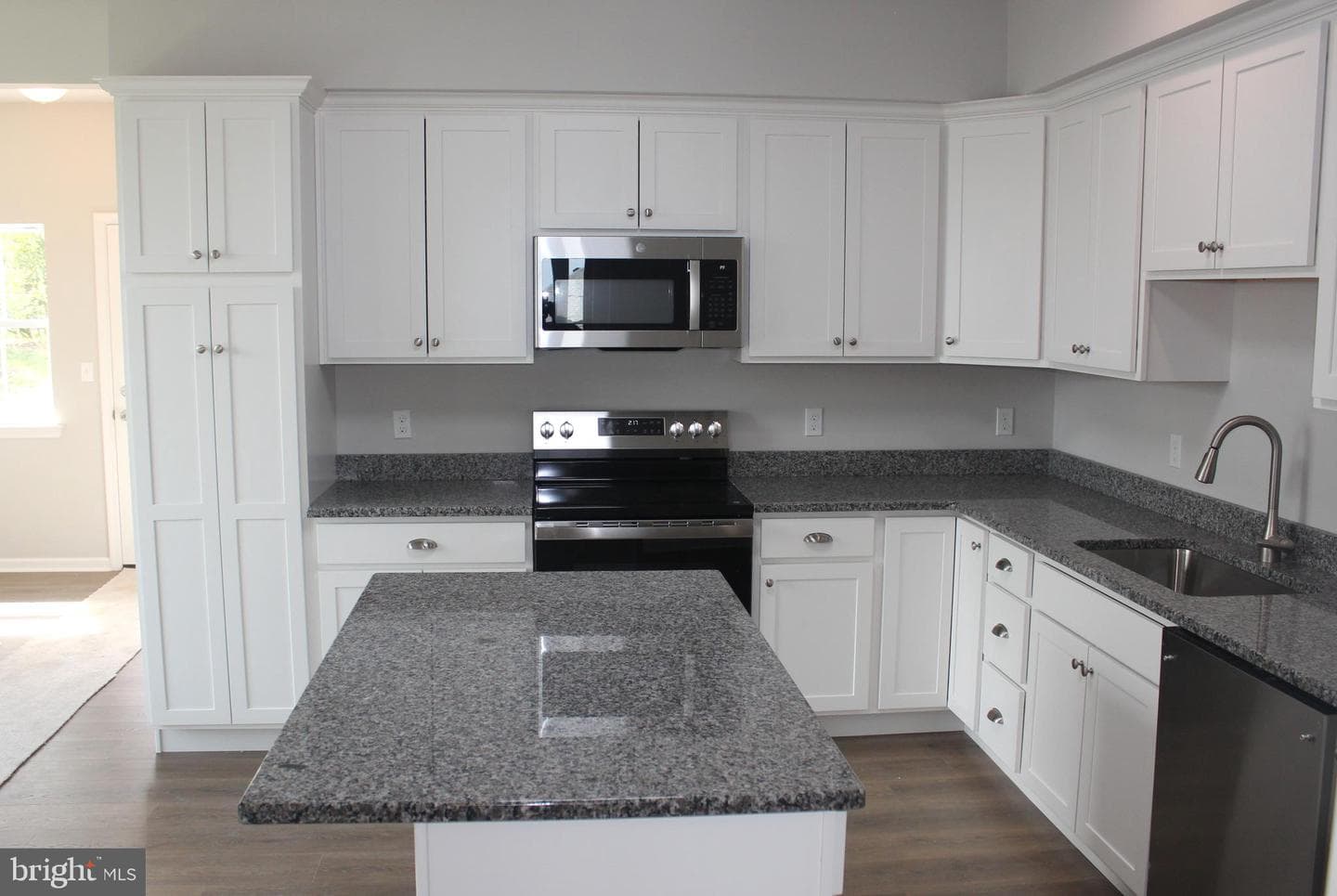 84 Hess Avenue photo 3