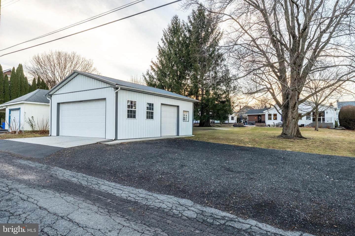 345 S Whitfield Street photo 27