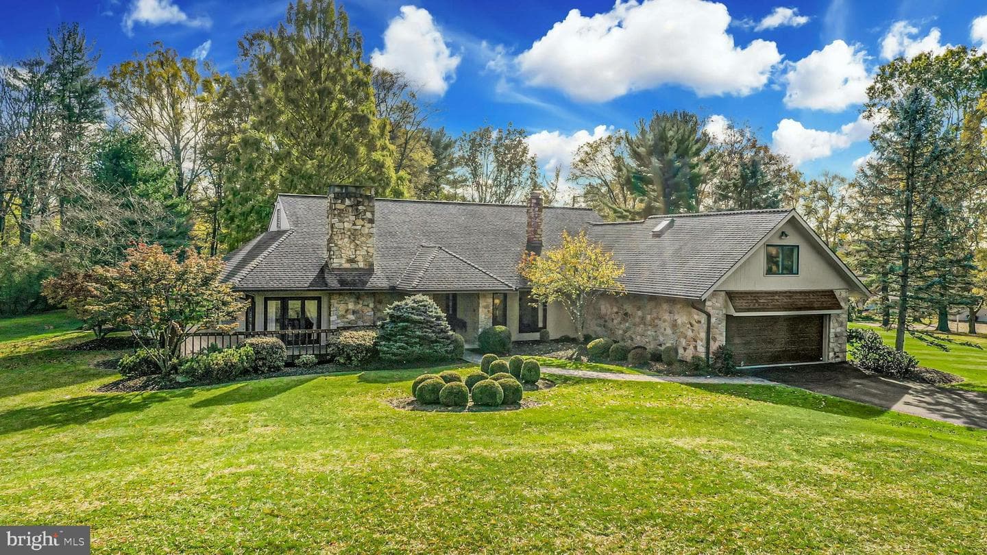 1588 Saucon Valley Road photo 2