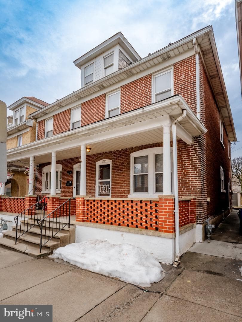 1242 Ferry Street photo 2