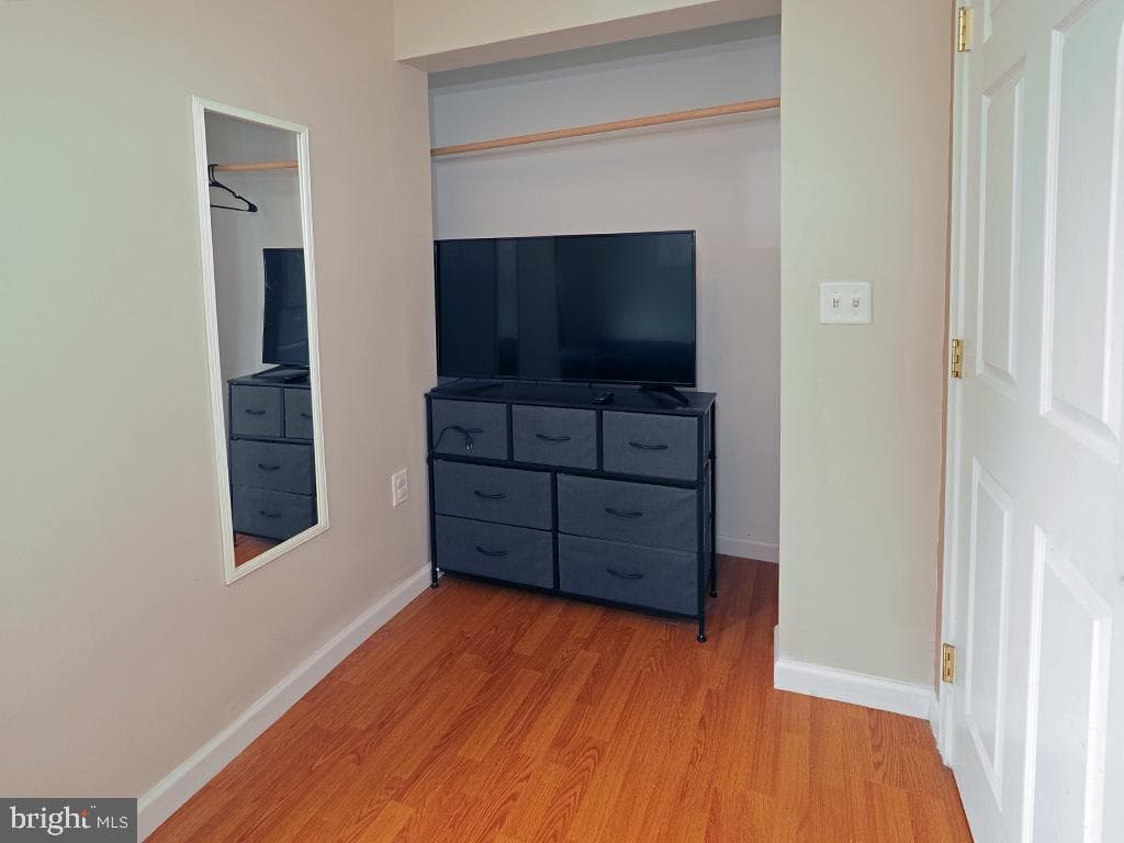 305 W 8th Street photo 17