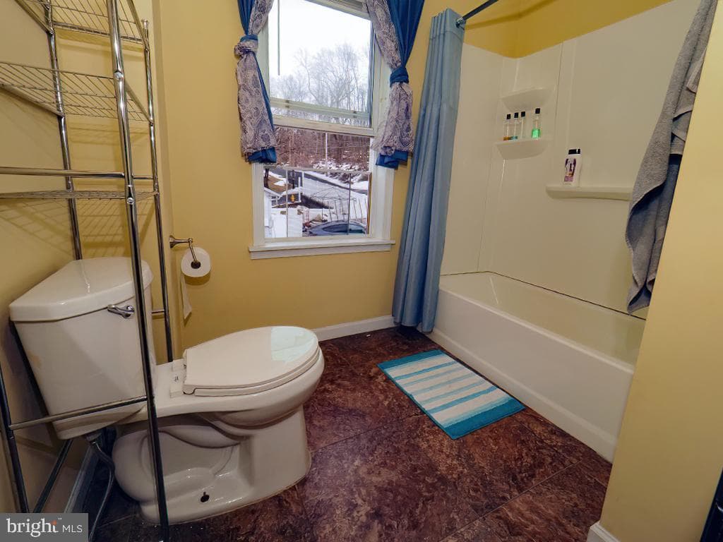 305 W 8th Street photo 19