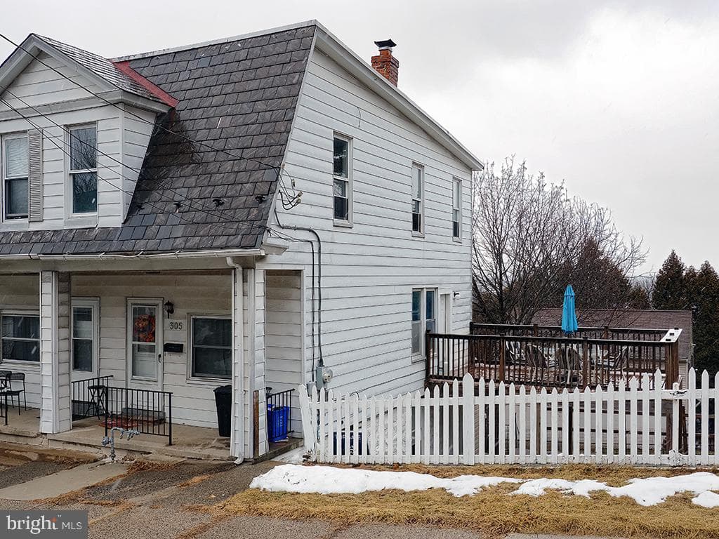 305 W 8th Street photo 2