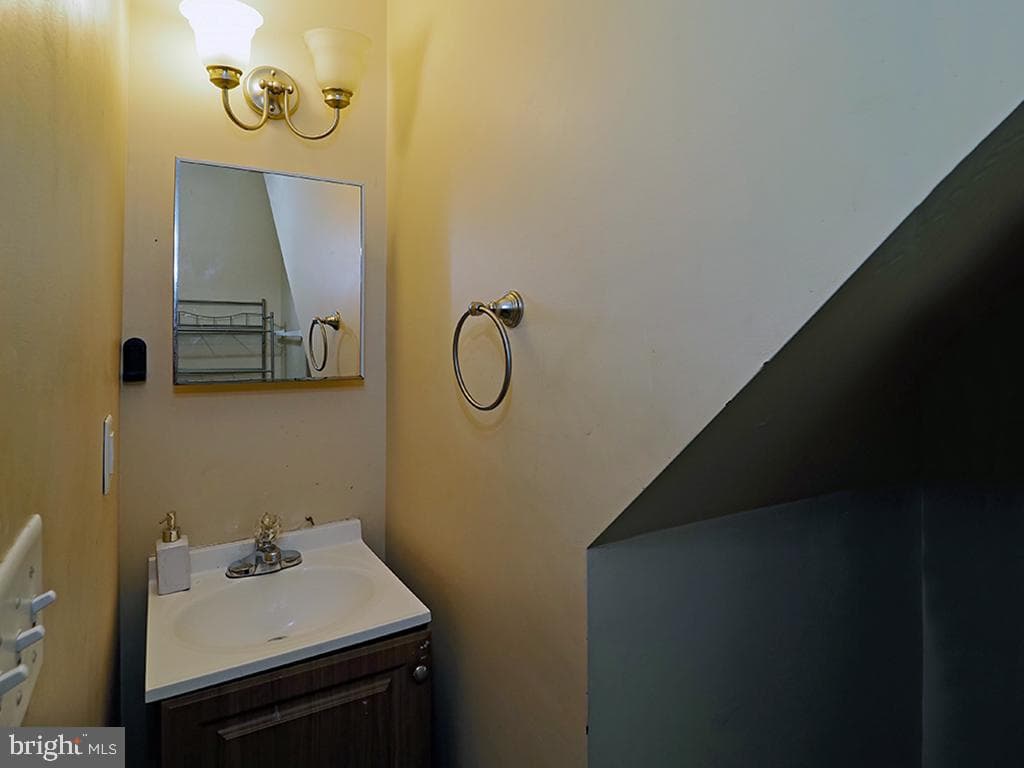 305 W 8th Street photo 21