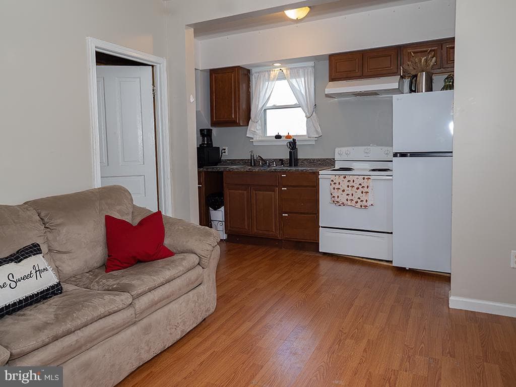 305 W 8th Street photo 7