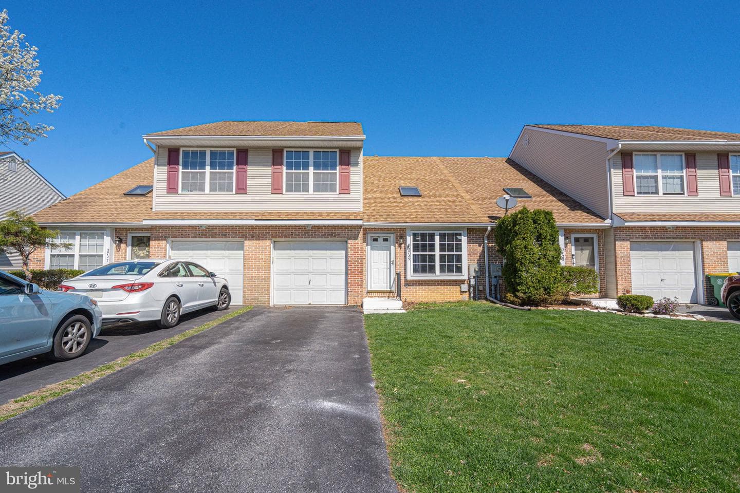 2725 Victoria Lane